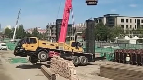 吊車(chē)施工吊起重物差點(diǎn)翻車(chē),設(shè)備還在空中懸著,司機(jī)是真夠淡定