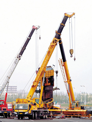吊車(chē)拆機(jī)場(chǎng)廣告牌反被拽翻記者現(xiàn)場(chǎng)拍照遇阻攔-新聞